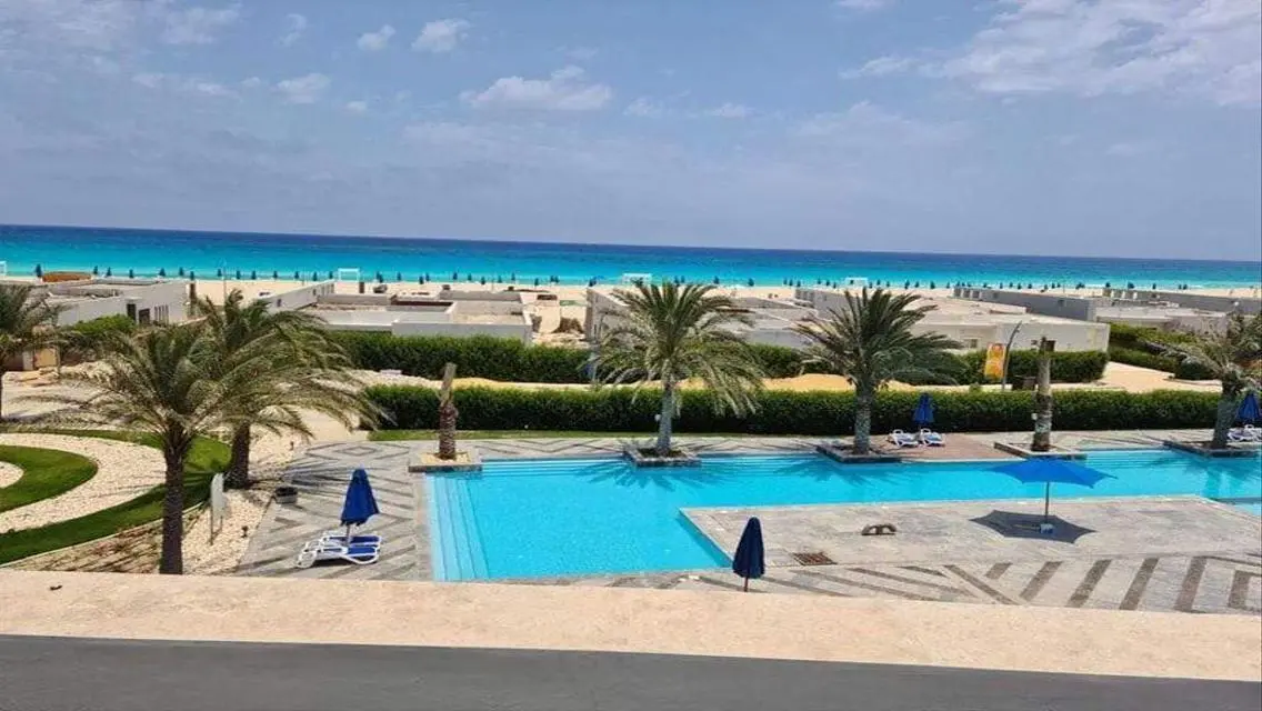 فيلا فاخرة مع حديقة خاصة ومسبح في موقع متميز