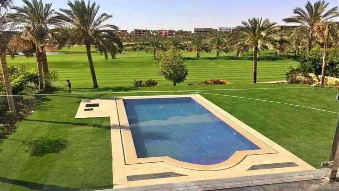 فيلا فاخرة مع حديقة خاصة ومسبح في موقع متميز