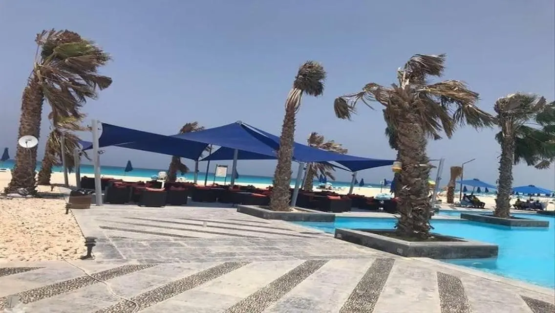 فيلا فاخرة مع حديقة خاصة ومسبح في موقع متميز