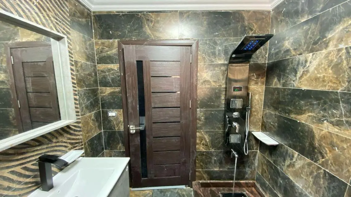 كوخ مميز مع شرفة وحارس أمن