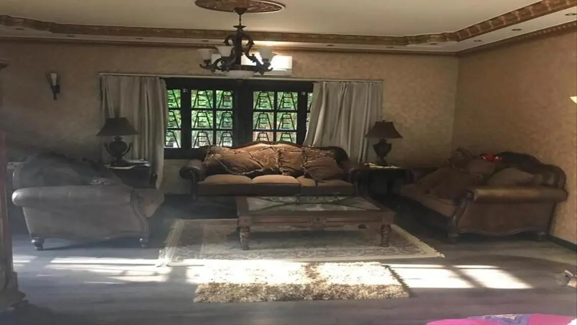 فيلا فاخرة للبيع بمساحة واسعة في قلب المدينة