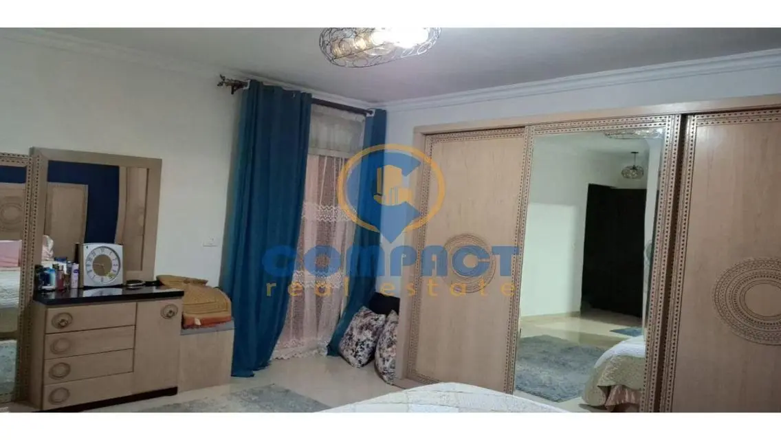 شقة فاخرة مع شرفة مطلة على معلم رئيسي