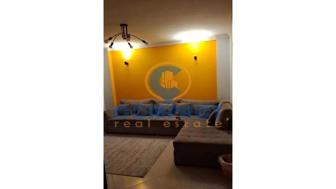 شقة فاخرة مع شرفة مطلة على معلم رئيسي