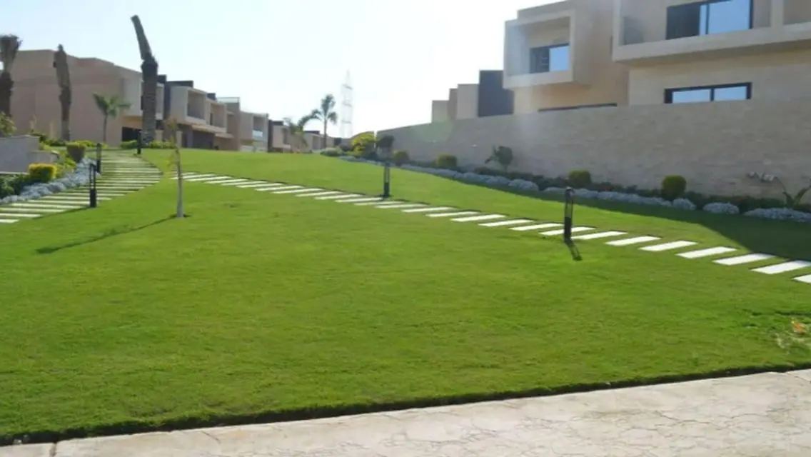 فيلا فاخرة مع حديقة خاصة ومسبح