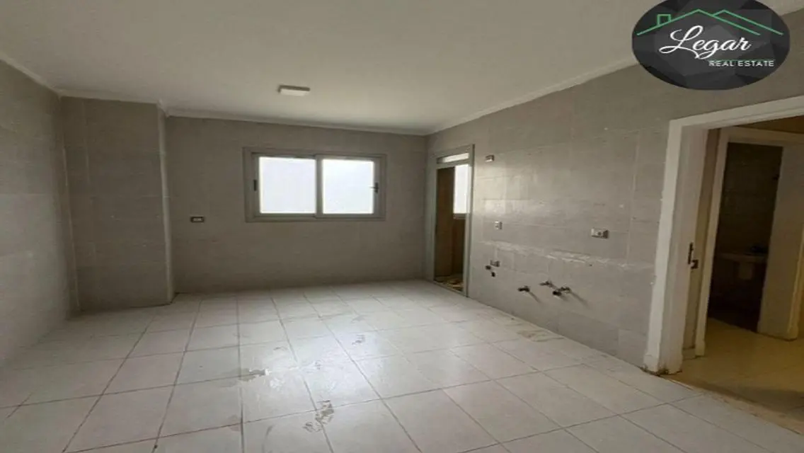 Luxury 4-Bedroom Apartment in Palm Parks