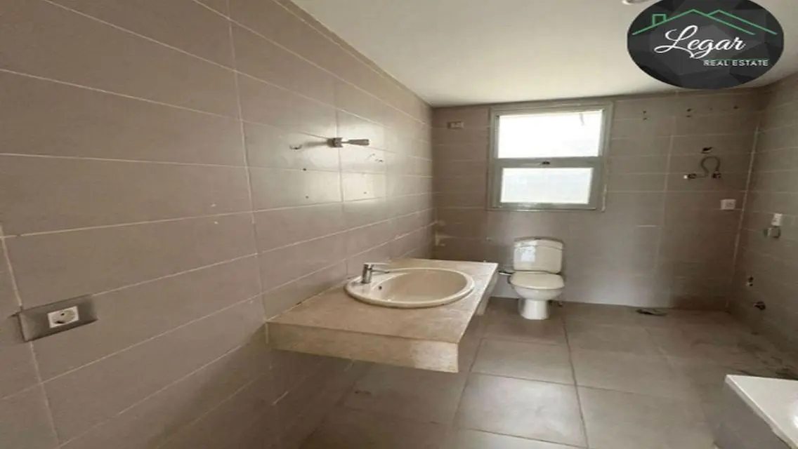 Luxury 4-Bedroom Apartment in Palm Parks
