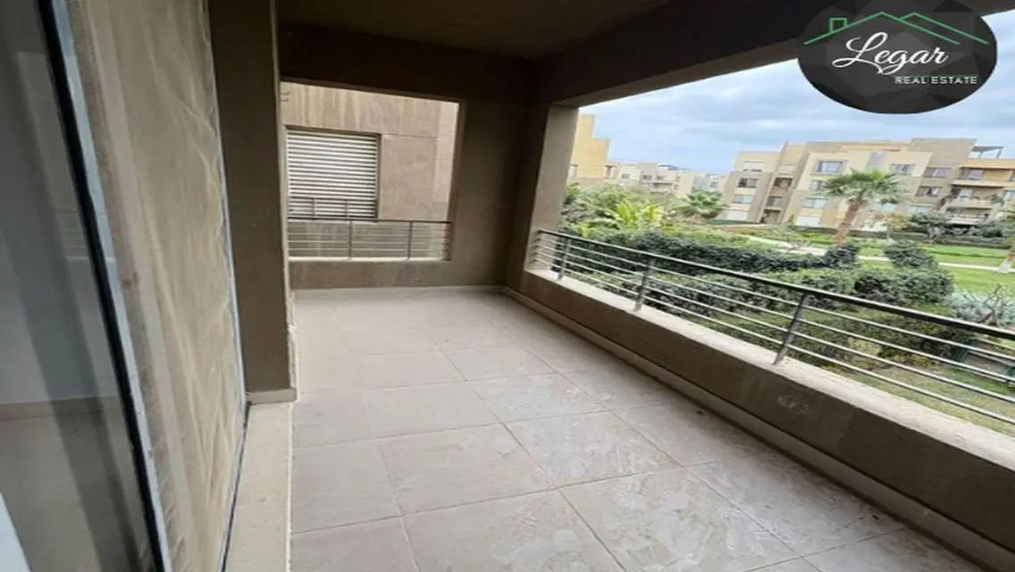 Luxury 4-Bedroom Apartment in Palm Parks