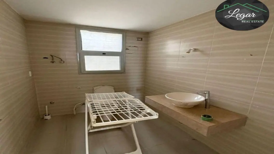 Luxury 4-Bedroom Apartment in Palm Parks