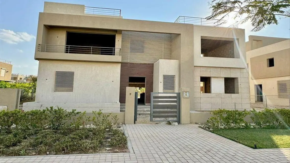 فيلا فاخرة مع مسبح خاص وحديقة بموقع متميز