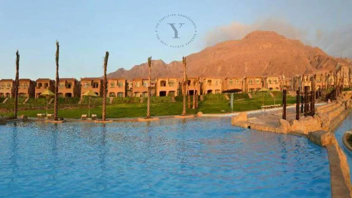 فيلا فاخرة للبيع مع مسبح خاص وحديقة