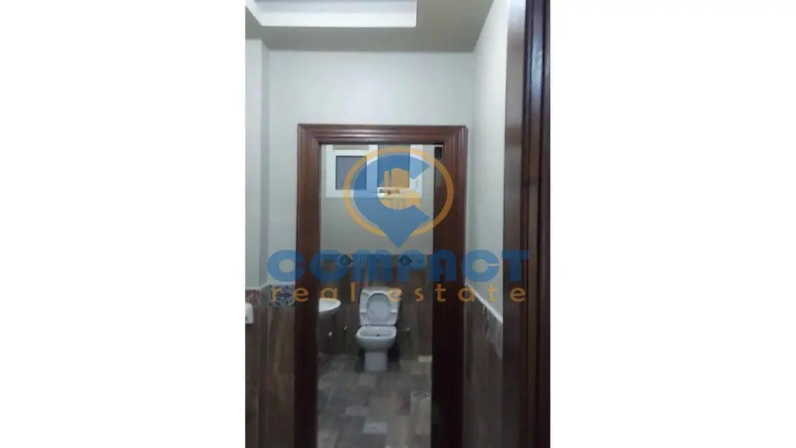 شقة رائعة بمساحة 250 متر مع حديقة خاصة