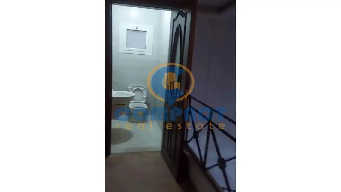 شقة رائعة بمساحة 250 متر مع حديقة خاصة