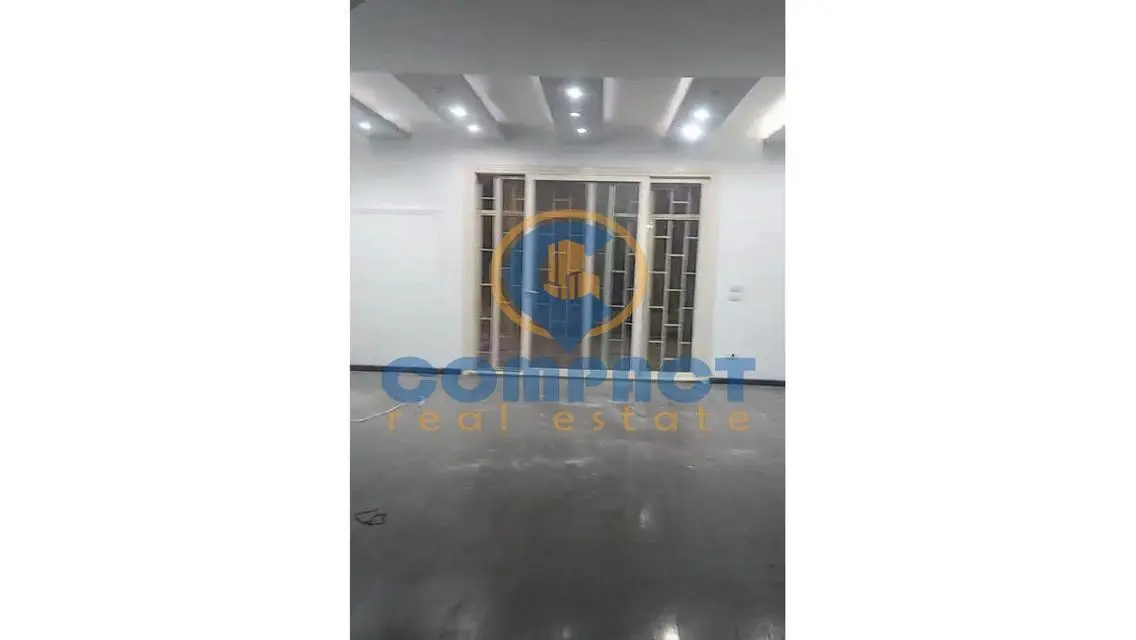 شقة رائعة بمساحة 250 متر مع حديقة خاصة