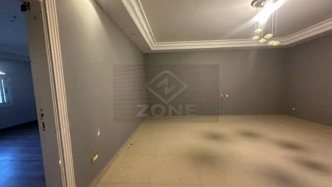 شقة فاخرة بمساحة واسعة للبيع
