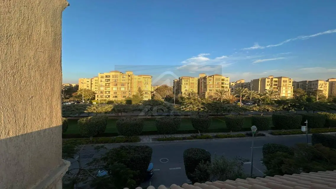 شقة فاخرة بمساحة واسعة للبيع