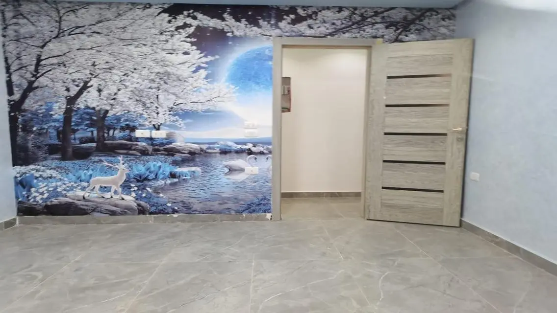 شقة راقية 3 غرف نوم مع حديقة خاصة