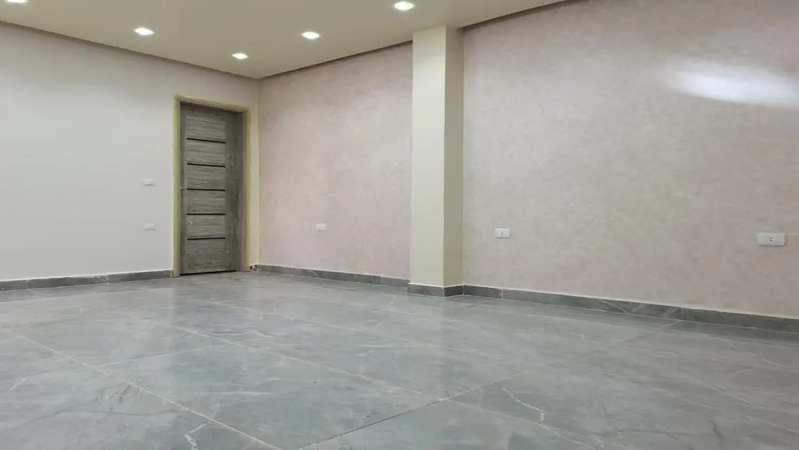 شقة راقية 3 غرف نوم مع حديقة خاصة