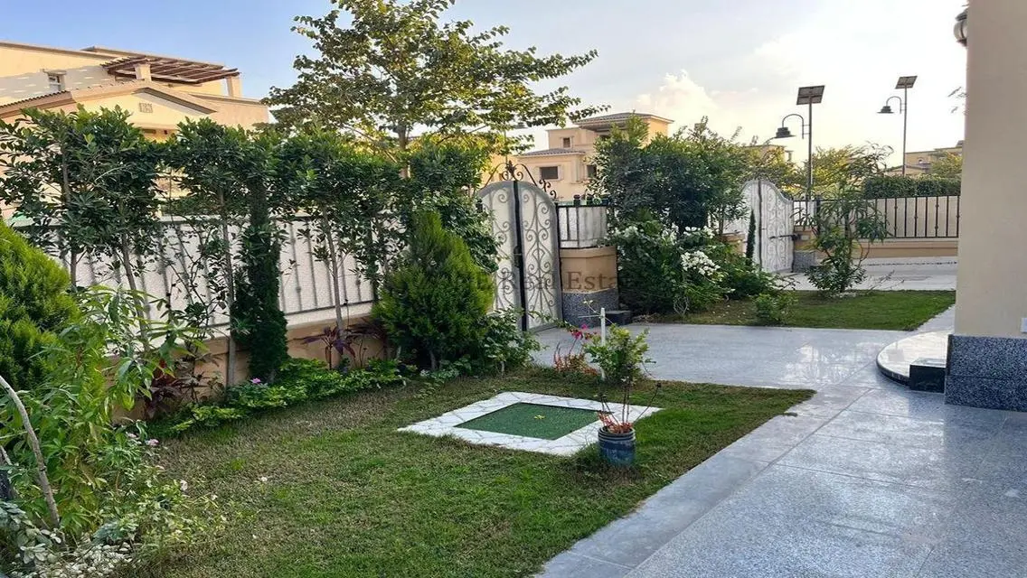 Luxurious Apartment in Mivida - 450 Sqm