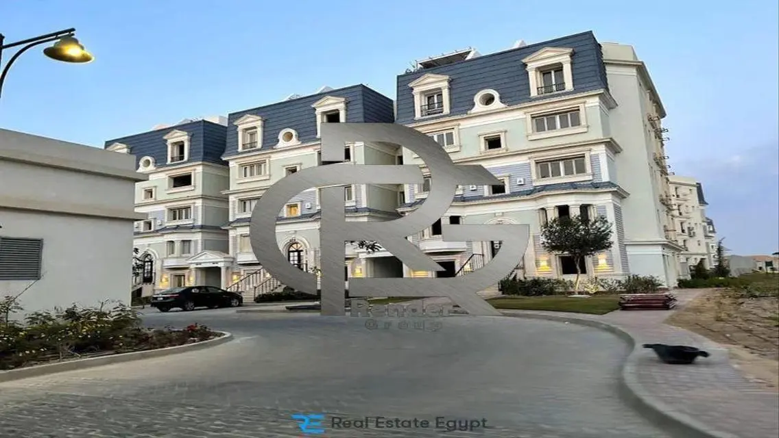 فيلا فاخرة للبيع مع مسبح خاص وحديقة