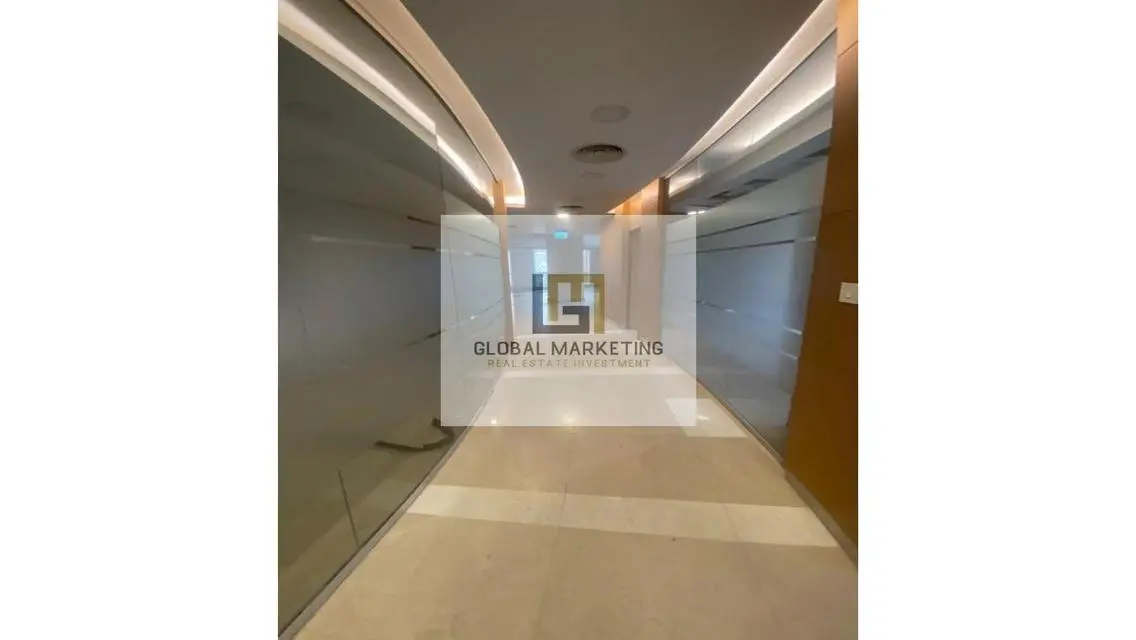 Stylish Apartment with 750 m² and Covered Parking
