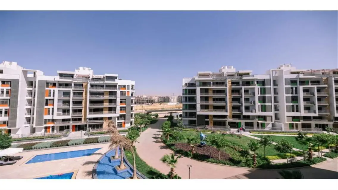 شقة فاخرة للبيع تطل على بحيرات