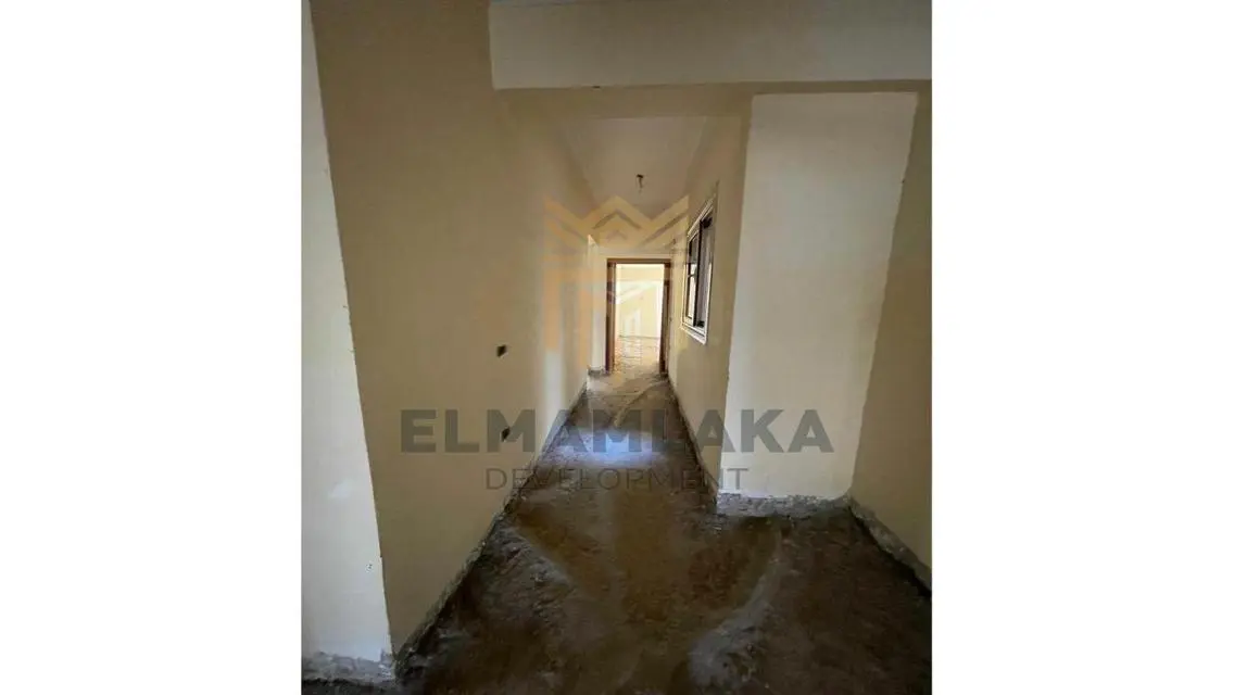 شقة حديثة ب300 متر مع شرفة مطلة على معلم رئيسي