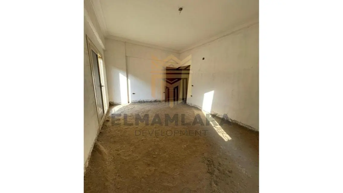 شقة حديثة ب300 متر مع شرفة مطلة على معلم رئيسي