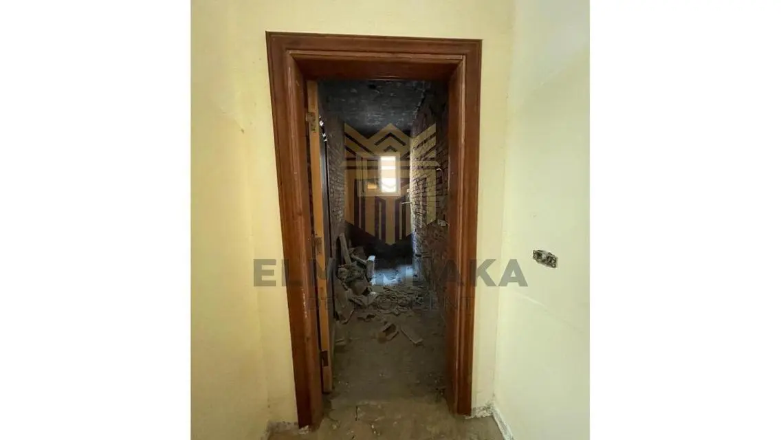 شقة حديثة ب300 متر مع شرفة مطلة على معلم رئيسي
