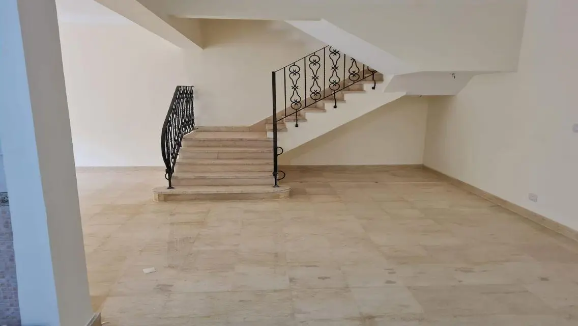 فيلا فاخرة للبيع بجوار البحيرات