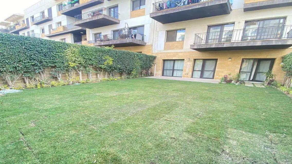 شقة فاخرة للبيع مع حديقة خاصة