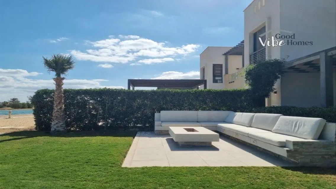 Luxury Apartment of 270 sqm Overlooking Lakes