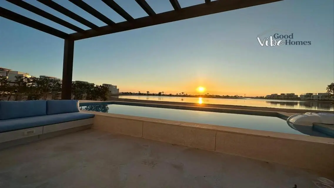 Luxury Apartment of 270 sqm Overlooking Lakes