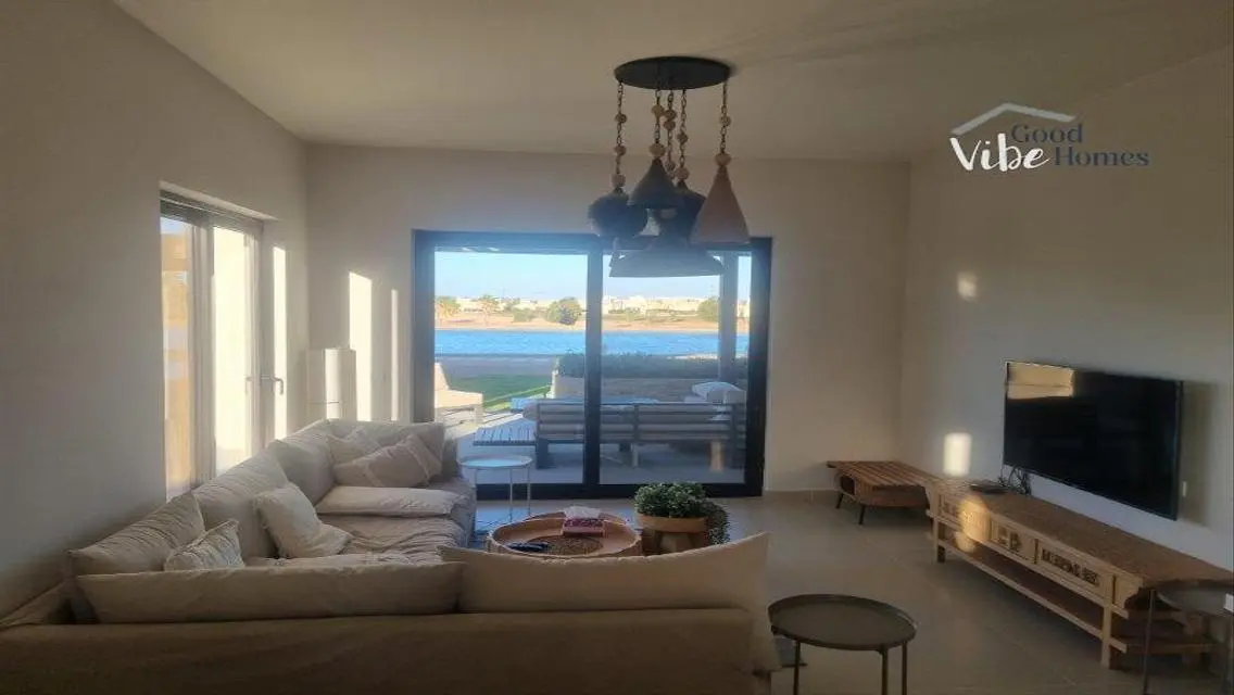 Luxury Apartment of 270 sqm Overlooking Lakes