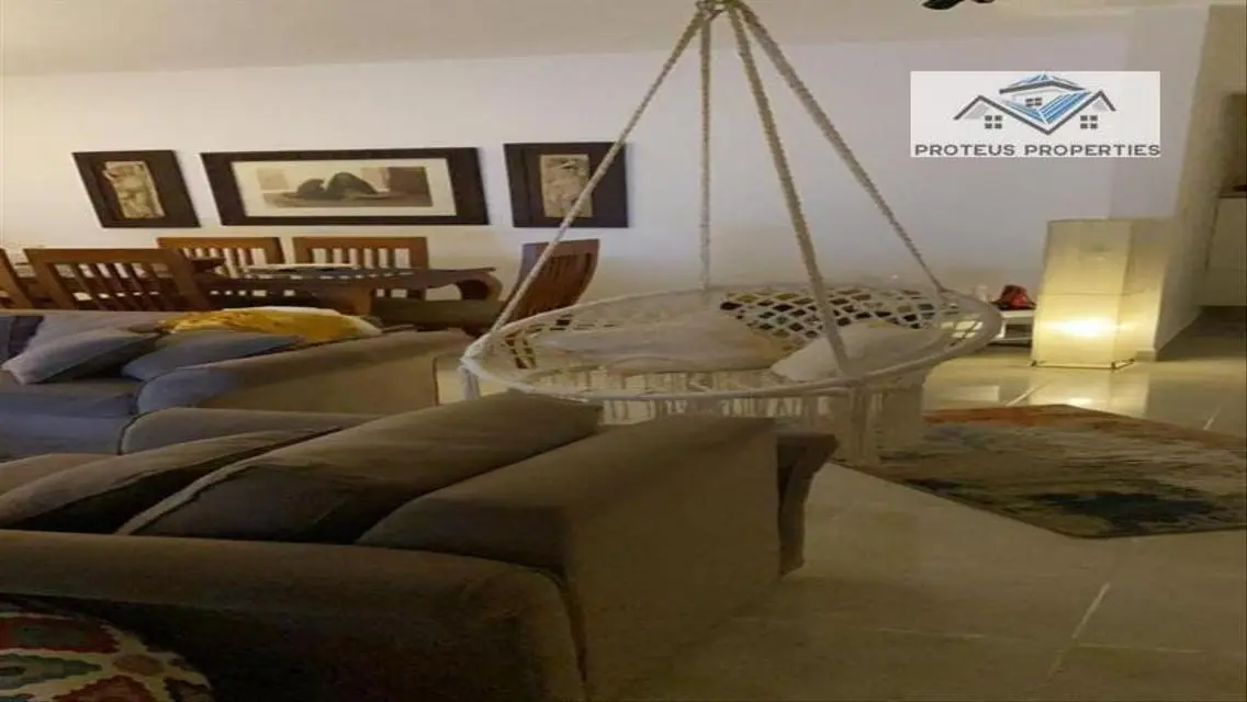 شقة فاخرة للبيع مع غرفة دراسة ومرافق كاملة