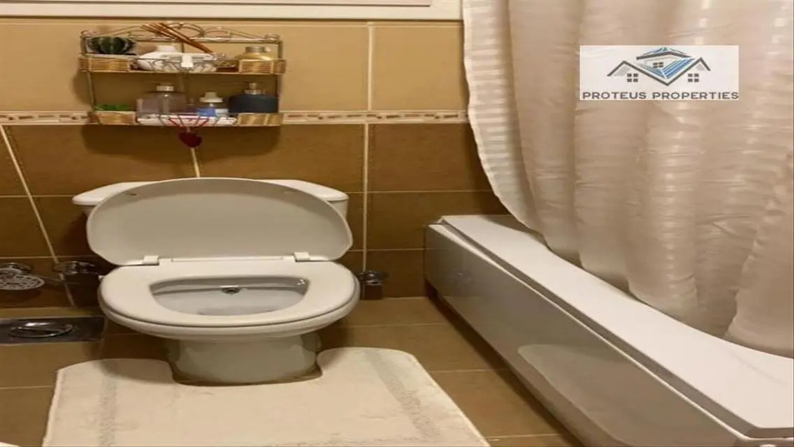 شقة فاخرة للبيع مع غرفة دراسة ومرافق كاملة