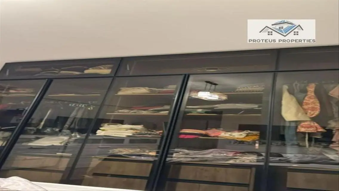 شقة فاخرة للبيع مع غرفة دراسة ومرافق كاملة