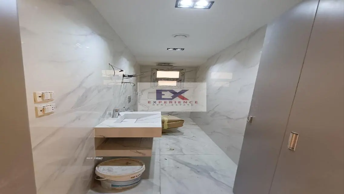 Luxury Apartment for Sale - 250 Meters with Prime Landmark View