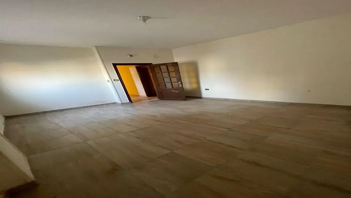 شقة للإيجار بمساحة 7000 متر