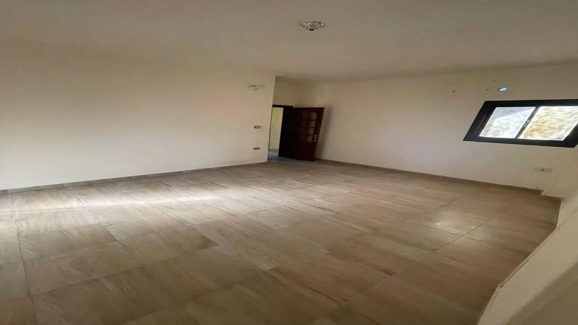 شقة للإيجار بمساحة 7000 متر