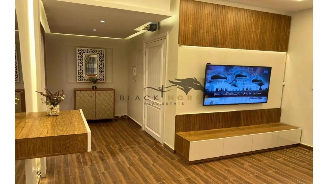 شقة فاخرة مع حديقة خاصة ومسبح مشترك