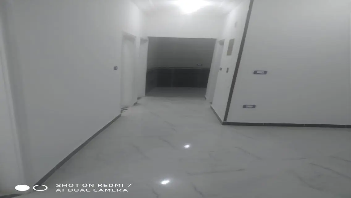 شقة مع ردهة في المبنى للإيجار