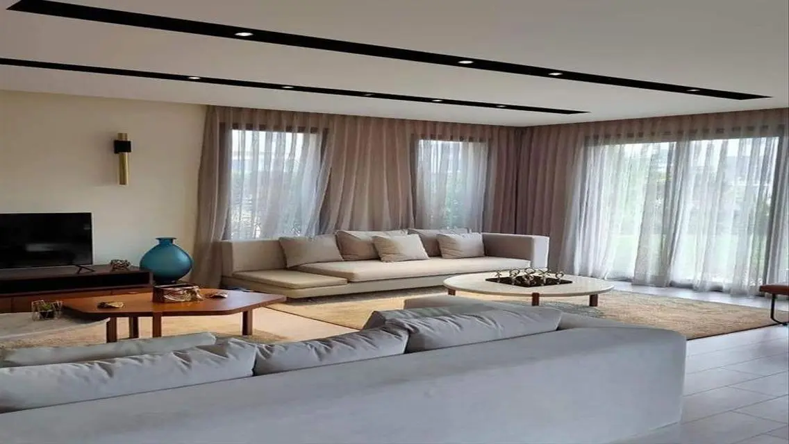 Stunning Villa for Sale in Stone Park