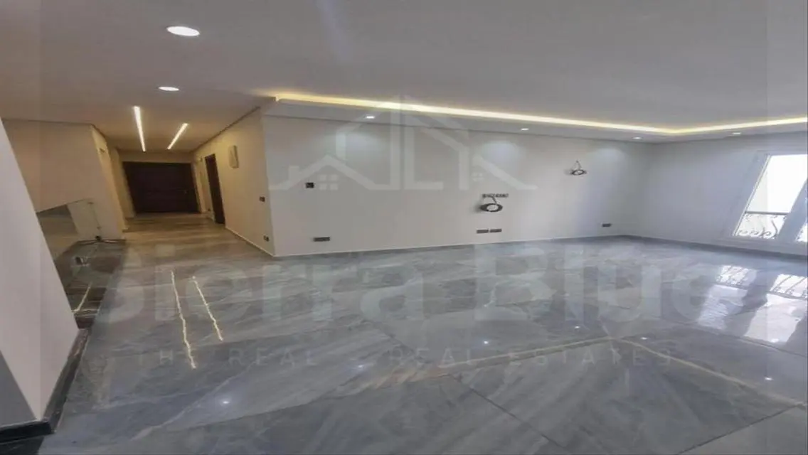 منزل راقي مع مسبح وحديقة خاصة