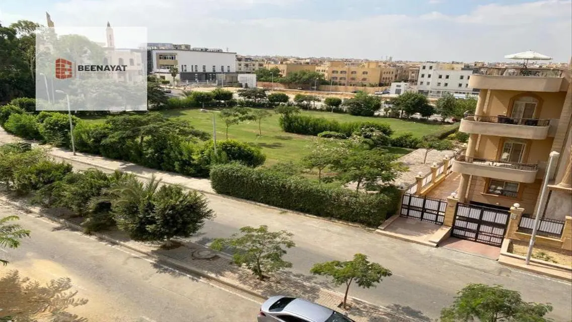 عقار فخم بمساحة شاسعة للبيع