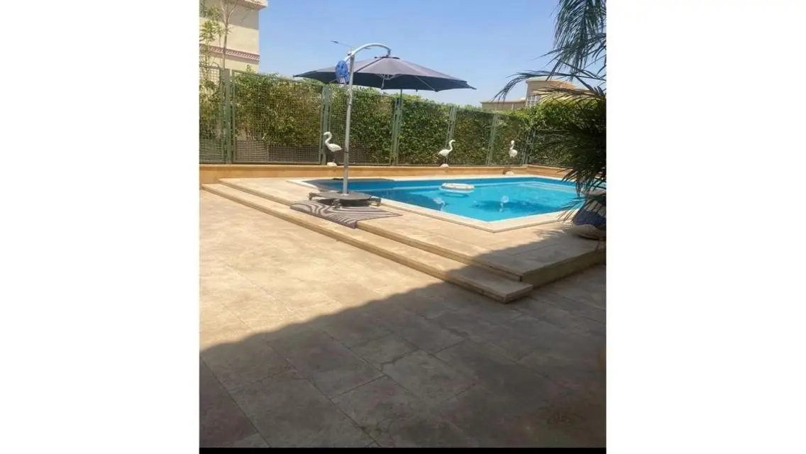فيلا فاخرة للبيع مع حديقة ومسبح خاص