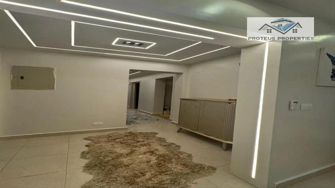شقة فاخرة بمساحة كبيرة للبيع