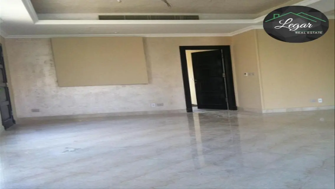 شقة فاخرة بمساحة 4500 متر بتصميم مميز ومسبح خاص