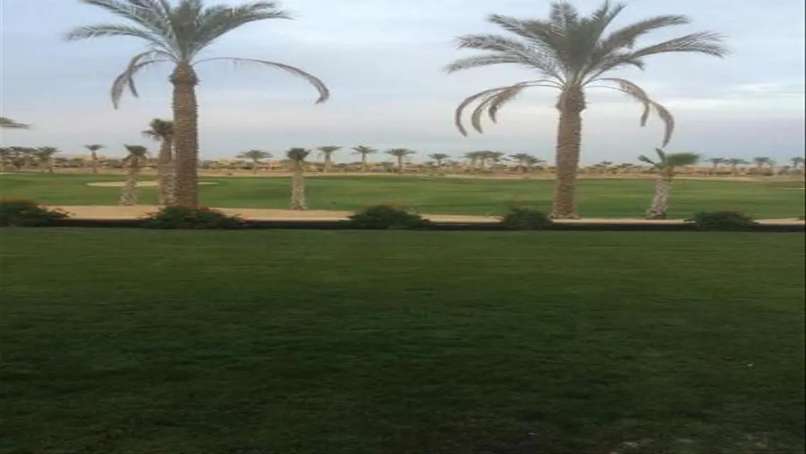 فيلا فاخرة مع حديقة خاصة ومسبح مشترك