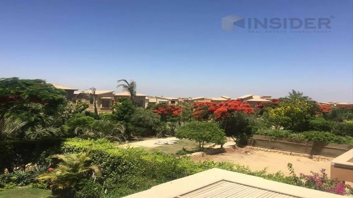 شقة فاخرة للبيع مع غرفة خادمة ومسبح مشترك