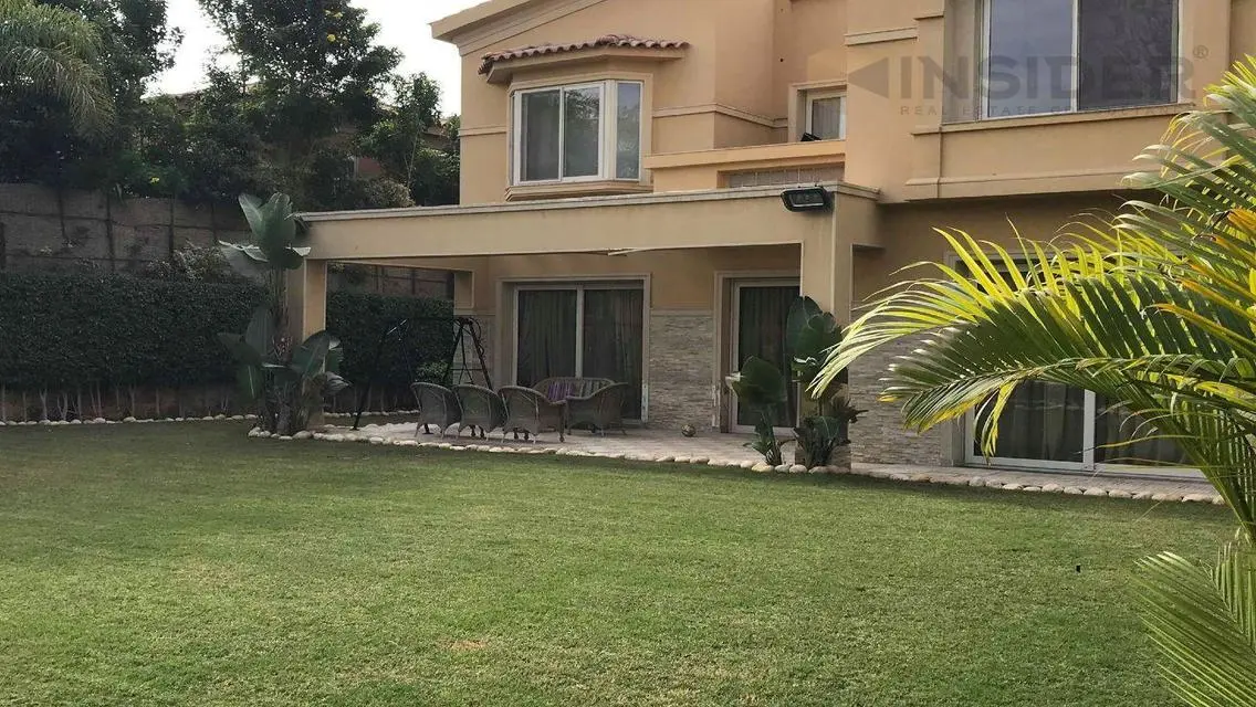 شقة فاخرة للبيع مع غرفة خادمة ومسبح مشترك